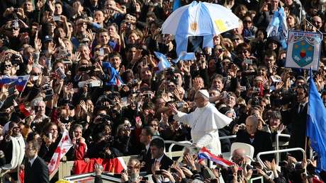 Em foto de 2013, Francisco chega à Praça São Pedro para sua primeira missa como papa; 'Parece que meus colegas foram buscar um papa no fim do mundo', brincou na época