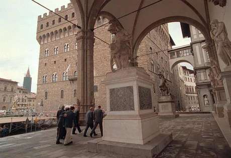 Jovem é multado por urinar em galeria de arte em Florença Jovem é multado por urinar em galeria de arte em Florença