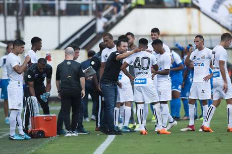 Jair Ventura conversa com o elenco do Santos em derrota para o São Bento, na Vila (Foto: Ivan Storti/Santos) Jair Ventura conversa com o elenco do Santos em derrota para o São Bento, na Vila (Foto: Ivan Storti/Santos)