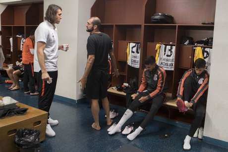 Corinthians no vestiário em Bogotá, antes de pegar o Millonarios (Foto: Daniel Augusto Júnior / Agência Corinthians) Corinthians no vestiário em Bogotá, antes de pegar o Millonarios (Foto: Daniel Augusto Júnior / Agência Corinthians)