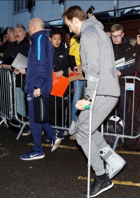 Harry Kane caminha de muletas e bota após lesão no tornozelo (Foto: Reprodução / Twitter) Harry Kane caminha de muletas e bota após lesão no tornozelo (Foto: Reprodução / Twitter)
