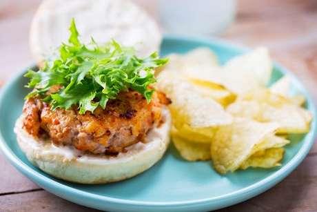 Hambúrguer de camarão no pão servido com batatas