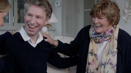 Após 30 anos de buscas, Anthea finalmente conseguiu descobrir quem era seu pai biológico após muitos testes de DNA e a ajuda de David Nicholson | Foto: Divulgação/Living DNA