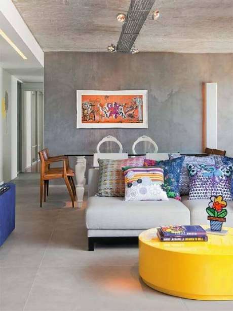 4. Sala com parede cinza e trilho de iluminação no estilo industrial 4. Sala com parede cinza e trilho de iluminação no estilo industrial