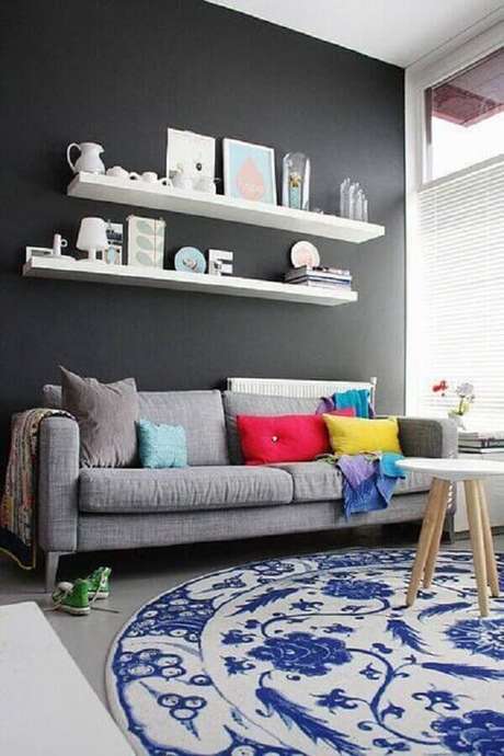 15. Decoração de sala com sofá cinza e tapete azul 15. Decoração de sala com sofá cinza e tapete azul