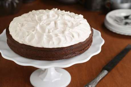 Bolo de chocolate sem farinha decorado com chantili