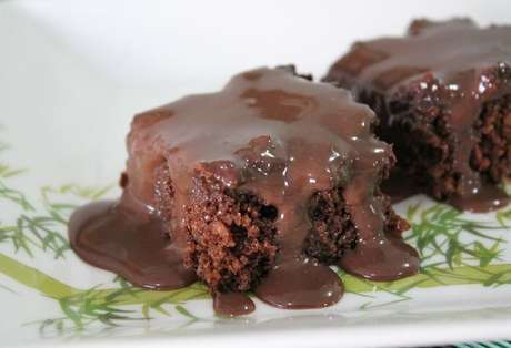 Bolo de chocolate sem farinha com cobertura de chocolate