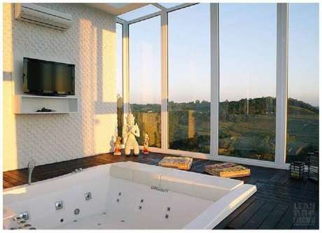 15. Toda casa de rico que se preze tem uma confortável banheira com uma vista incrível