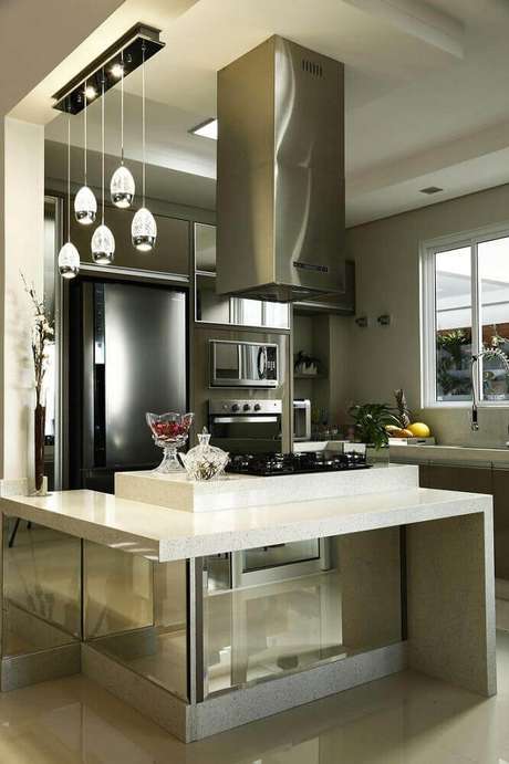 7. Essa cozinha com coifa de ilha recebeu um modelo com design bem moderna feita de alumínio 7. Essa cozinha com coifa de ilha recebeu um modelo com design bem moderna feita de alumínio
