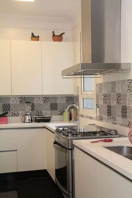 35. Decoração de cozinha com coifa de parede de alumínio 35. Decoração de cozinha com coifa de parede de alumínio
