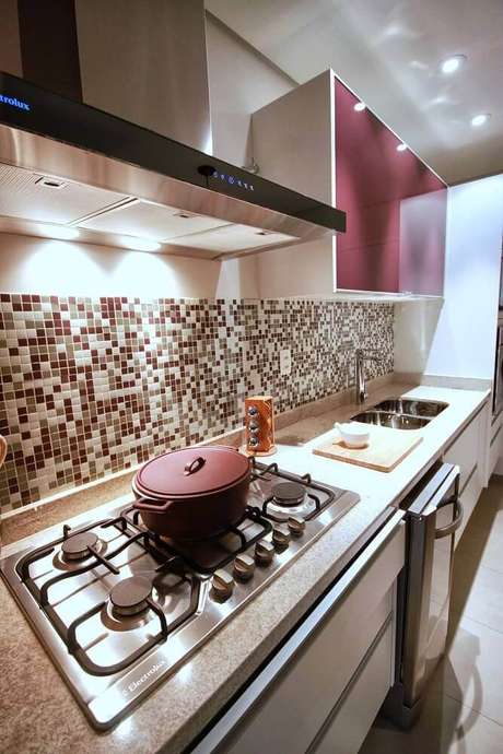 37. Cozinha com coifa de parede e revestimento de pastilhas 37. Cozinha com coifa de parede e revestimento de pastilhas