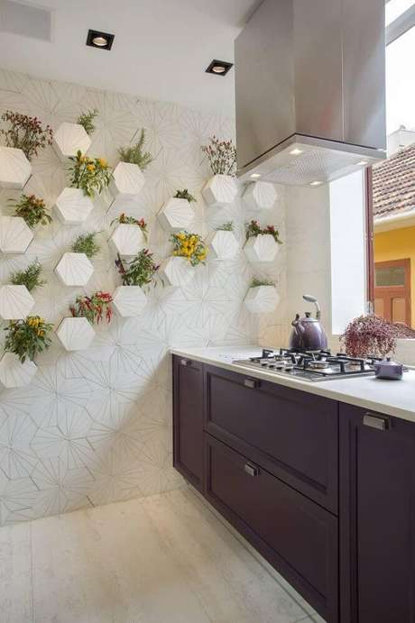 32. Linda inspiração de como decorar a cozinha planejada com coifa moderna 32. Linda inspiração de como decorar a cozinha planejada com coifa moderna