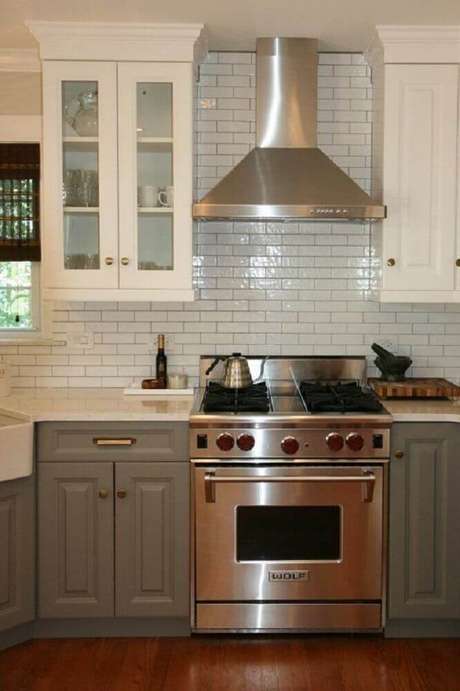9. Estilo clássico em cozinha com coifa de parede 9. Estilo clássico em cozinha com coifa de parede