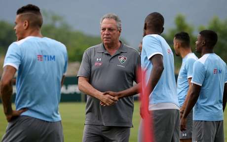 Abel Braga com jogadores do Fluminense (Foto: LUCAS MERÃON / FLUMINENSE F.C.)