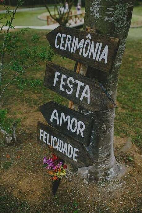 16. Decoração de festa de casamento divertida com plaquinhas indicativas 16. Decoração de festa de casamento divertida com plaquinhas indicativas