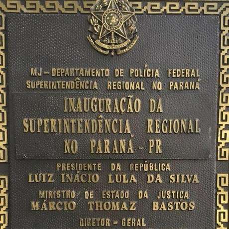 Placa de inauguração sede da PF em Curitiba que traz o nome de Lula, na época presidente Placa de inauguração sede da PF em Curitiba que traz o nome de Lula, na época presidente