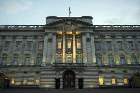 Polícia prende motorista de van 'suspeita' em Buckingham Polícia prende motorista de van 'suspeita' em Buckingham