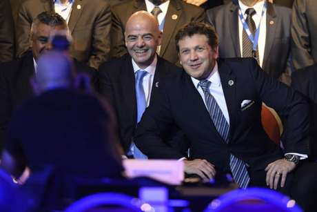 Infantino e Domínguez no 68º Congresso da Conmebol (Foto: Eitan Abramovich / AFP) Infantino e Domínguez no 68º Congresso da Conmebol (Foto: Eitan Abramovich / AFP)