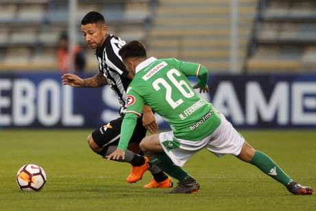 LANCE! Valencia reencontrou um velho rival dos tempos de Palestino (Foto: Claudio Reyes/AFP)