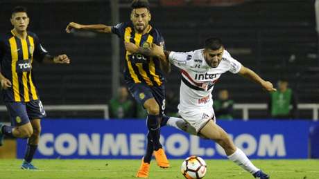 LANCE! Jogando com um a menos durante boa parte do jogo, São Paulo segura empate na Argentina (Foto: AFP)