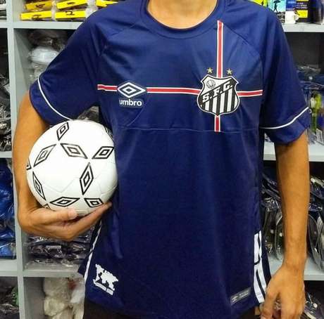 Uniforme do Santos divulgado pela Umbro nesta sexta-feira é em homenagem à Inglaterra (Foto: Divulgação) Uniforme do Santos divulgado pela Umbro nesta sexta-feira é em homenagem à Inglaterra (Foto: Divulgação)