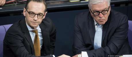 Ministro Maas (esq.) e presidente Steinmeier chamam atenção para aspectos distintos da crise internacional com a Rússia Ministro Maas (esq.) e presidente Steinmeier chamam atenção para aspectos distintos da crise internacional com a Rússia