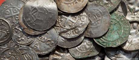 Foram descobertas cerca de 600 moedas Foram descobertas cerca de 600 moedas