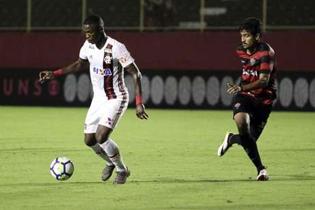 Vinicius Júnior em ação contra o Vitória: camisa 20 foi um dos melhores do Flamengo (Foto: Staff Images / Flamengo) Vinicius Júnior em ação contra o Vitória: camisa 20 foi um dos melhores do Flamengo (Foto: Staff Images / Flamengo)