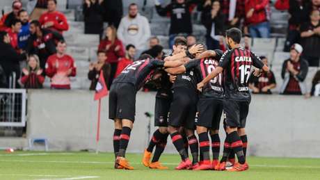 Jogadores comemoram a ótima estreia atleticana na Série A. (Geraldo Bubniak/AGB) Jogadores comemoram a ótima estreia atleticana na Série A. (Geraldo Bubniak/AGB)