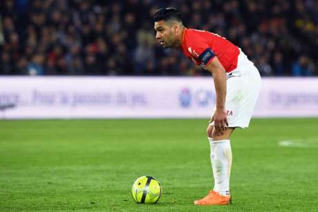 Falcao García acabou fazendo um gol contra (Foto: Christophe Archambault / AFP) Falcao García acabou fazendo um gol contra (Foto: Christophe Archambault / AFP)