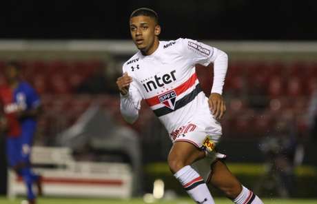 Garoto de Cotia chorou bastante no banco de reservas (Rubens Chiri/saopaulofc.net) Garoto de Cotia chorou bastante no banco de reservas (Rubens Chiri/saopaulofc.net)