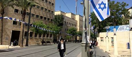 DW / Deutsche Welle Na rua Jaffa, em Jerusalém, bandeiras são penduradas em preparação para as comemorações do jubileu israelense