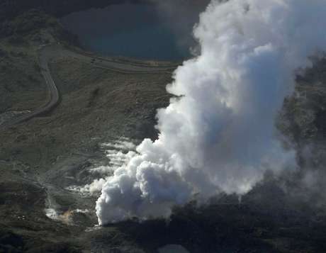 Imagem aÃ©rea de erupÃ§Ã£o do vulcÃ£o japonÃªs Io Yama 19/04/2018 Kyodo/via REUTERS 