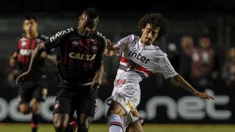 São Paulo abre 2 a 0, mas vê Atlético-PR buscar o empate e a vaga na próxima fase (Foto: MIGUEL SCHINCARIOL) São Paulo abre 2 a 0, mas vê Atlético-PR buscar o empate e a vaga na próxima fase (Foto: MIGUEL SCHINCARIOL)