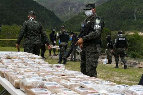 Após a derrota dos cartéis de Medellín e de Cali, muitos acreditaram que o tráfico de drogas havia sido vencido na Colômbia Após a derrota dos cartéis de Medellín e de Cali, muitos acreditaram que o tráfico de drogas havia sido vencido na Colômbia