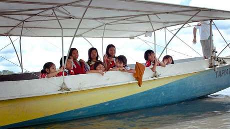 Para os mais pequenos, viajar na canoa é um acontecimento especial