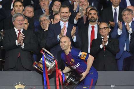Iniesta deve acertar com o futebol da China (Foto: LLUIS GENE / AFP) Iniesta deve acertar com o futebol da China (Foto: LLUIS GENE / AFP)