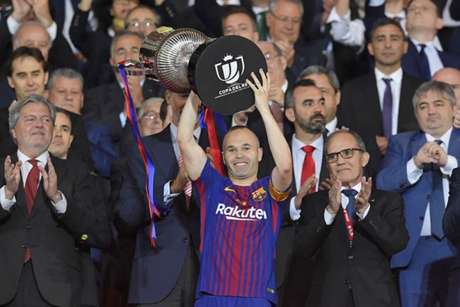 Iniesta levanta o troféu da Copa do Rei conquistada no último sábado sobre o Sevilla (Foto: Lluis Gene / AFP) Iniesta levanta o troféu da Copa do Rei conquistada no último sábado sobre o Sevilla (Foto: Lluis Gene / AFP)