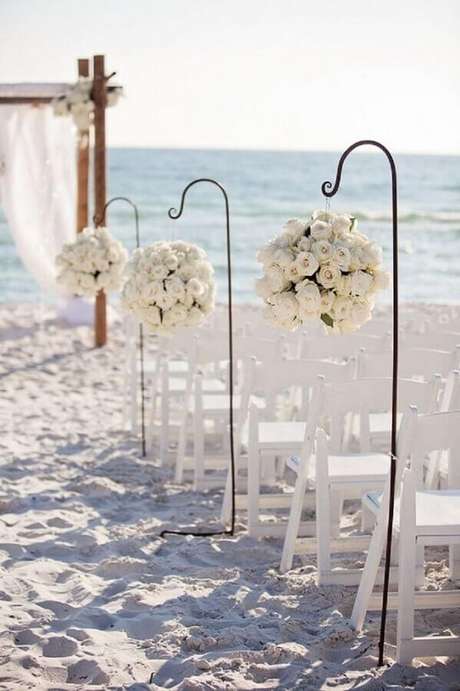 19. Linda decoração com arranjos de rosas brancas para a cerimônia de noivado na praia 19. Linda decoração com arranjos de rosas brancas para a cerimônia de noivado na praia