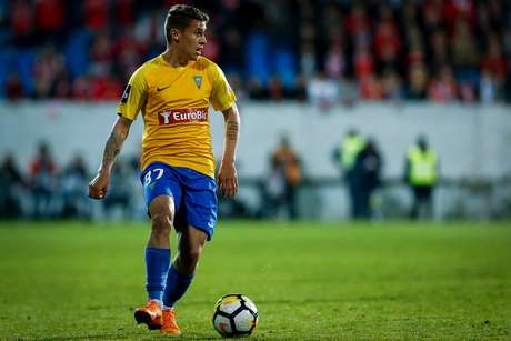 Matheus Savio em ação pelo Estoril (Divulgação/Estoril Praia SAD)