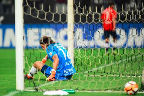 Cássio e a bola no fundo do gol do Corinthians