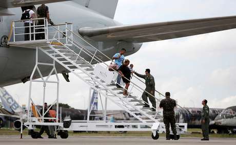 Refugiados venezuelanos desembarcam de avião ao chegarem em aeroporto de Manaus04/05/2018 REUTERS/Bruno Kelly