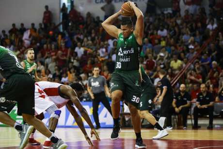 Rafael Hettsheimeir, foi dono de um duplo-duplo, conquistado com 23 pontos e 14 rebotes (Foto: Divulgação/NBB) Rafael Hettsheimeir, foi dono de um duplo-duplo, conquistado com 23 pontos e 14 rebotes (Foto: Divulgação/NBB)