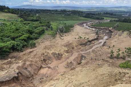 Rompimento de barragem deixa mais de 40 mortos no Quênia Rompimento de barragem deixa mais de 40 mortos no Quênia