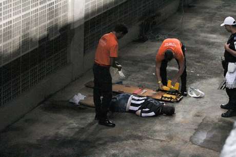 Torcedor caiu no fosso do estádio Nilton Santos (Foto: Rodrigo Chadí/Fotoarena/Agência Lancepress!) Torcedor caiu no fosso do estádio Nilton Santos (Foto: Rodrigo Chadí/Fotoarena/Agência Lancepress!)