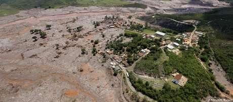 Vista aérea do distrito de Bento Rodrigues (MG), coberto de lama após o rompimento da barragem de Fundão em 2015 Vista aérea do distrito de Bento Rodrigues (MG), coberto de lama após o rompimento da barragem de Fundão em 2015