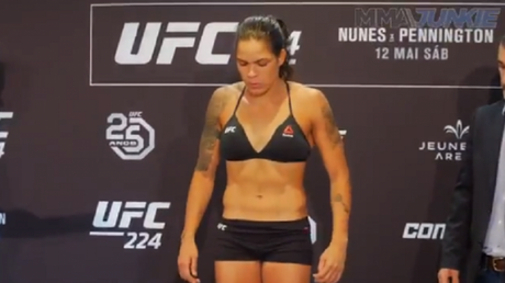 Amanda Nunes bateu o peso e confirmou seu duelo contra Pennington pelo título peso-galo (Foto: Reprodução) Amanda Nunes bateu o peso e confirmou seu duelo contra Pennington pelo título peso-galo (Foto: Reprodução)
