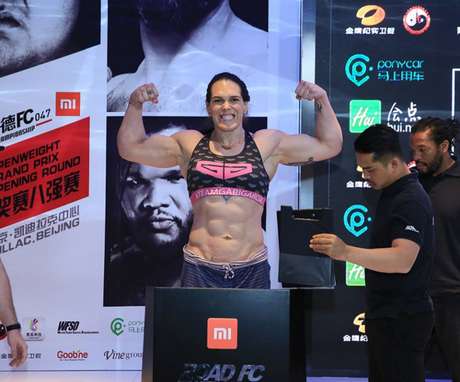Brasileira pesou cerca de 106kg antes da luta, contra aproximadamente 87kg da rival russa (Foto: ROAD FC) Brasileira pesou cerca de 106kg antes da luta, contra aproximadamente 87kg da rival russa (Foto: ROAD FC)