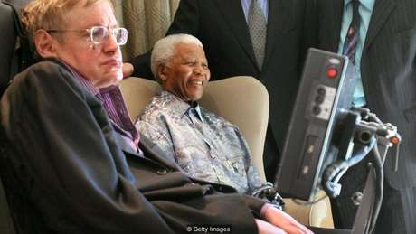 Registro do encontro de Stephen Hawking e Nelson Mandela em Johanesburgo, em 2008