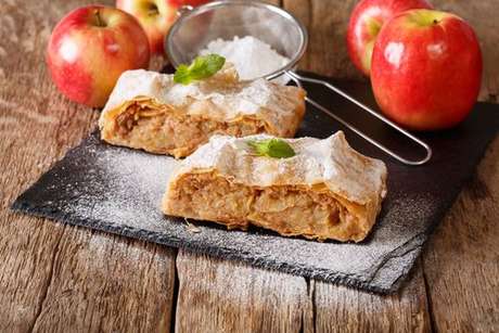 Fatias de strudel de maçã com açúcar polvilhado Fatias de strudel de maçã com açúcar polvilhado